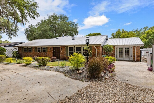 Building Photo - Welcome to your Pool/Lake Home!