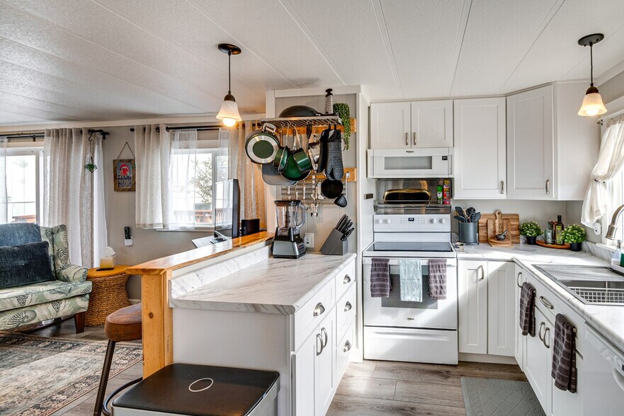 Building Photo - 4876 Railroad Ave