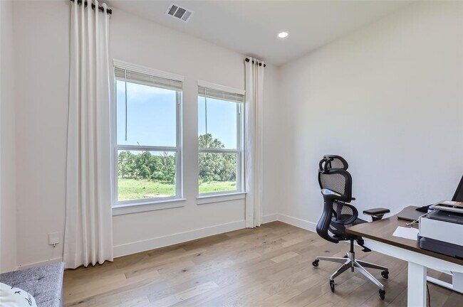 Building Photo - 704 Palamos Dr