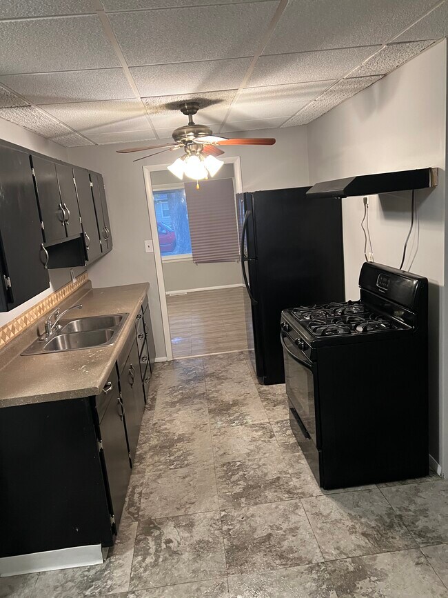 Clean large kitchen - 505 W 53rd Ave