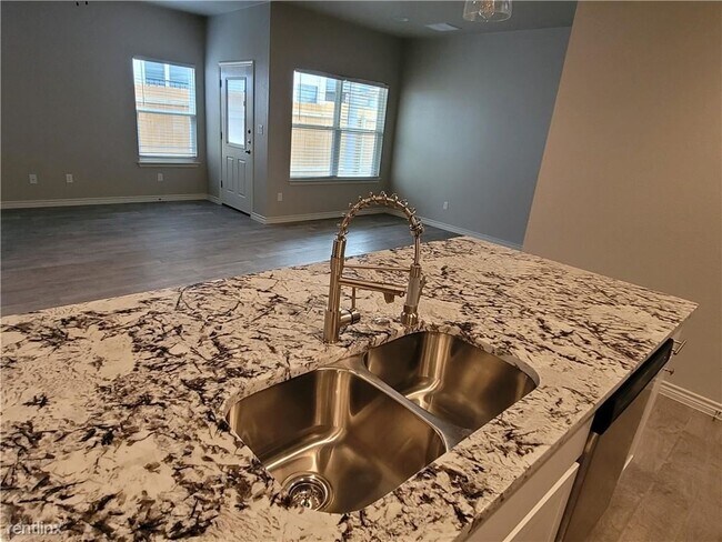 Building Photo - 3 br, 2 bath Duplex - 615 County Road 306 A A