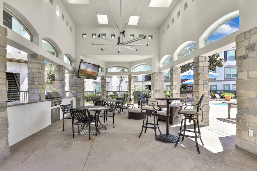 Outdoor Grill & Sitting Area - Sorrento at Tuscan Lakes