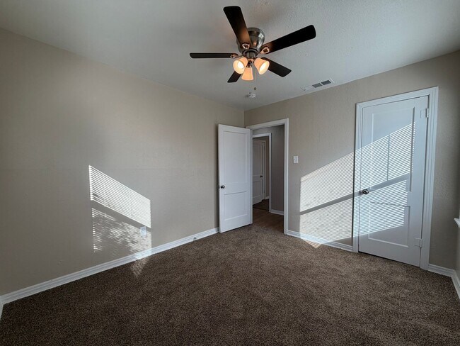 Building Photo - AVAILABLE NOW 2 BEDROOM 1 BATH WITH BONUS/FLEX ROOM IN SOUTH FORT WORTH