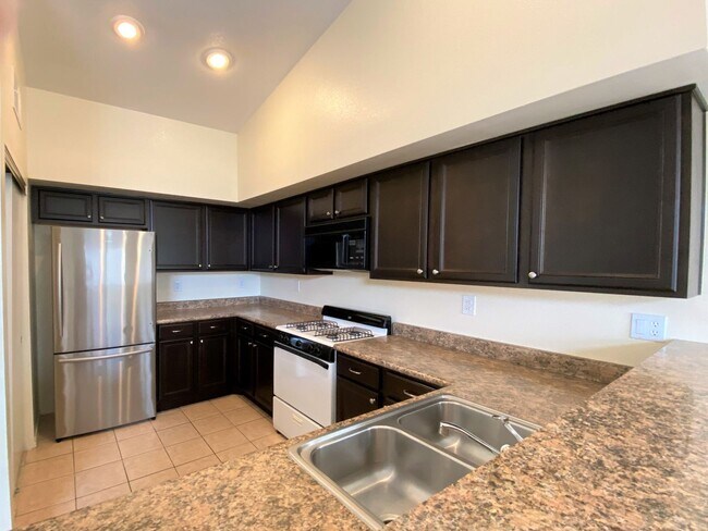 Building Photo - 2 BEDROOM 2 BATH IN NORTHWEST DOUBLE GATED GOLF COURSE COMMUNITY!