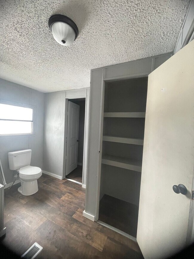 Building Photo - Country living with spacious front and backyard - 3 beds/ 2bath available now