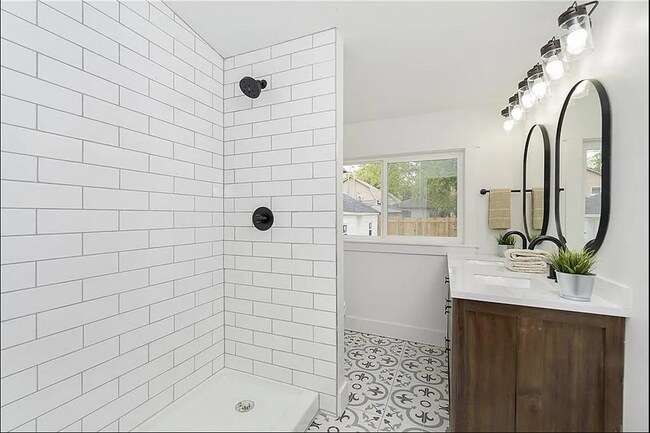 Building Photo - 1137 Saint Peter St