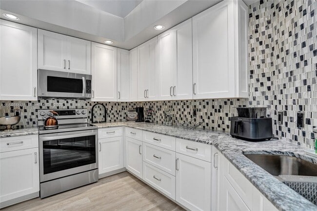 Building Photo - 1632 SW Harbour Isles Cir