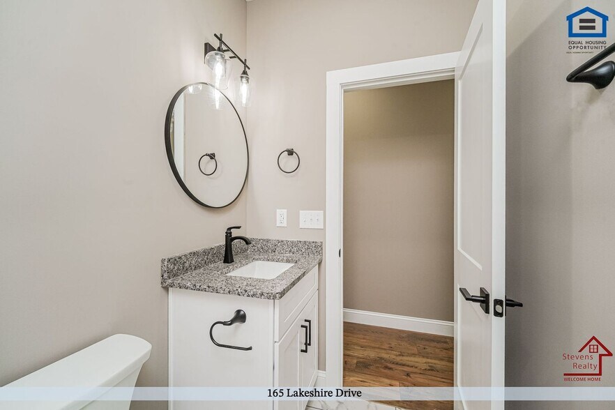 Building Photo - 165 Lakeshire Dr