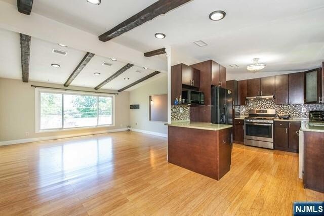 Building Photo - 19 Southwynde Dr