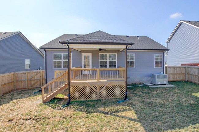 Building Photo - Fresh and Clean 3 bed 2 bath.  Sweet layout!