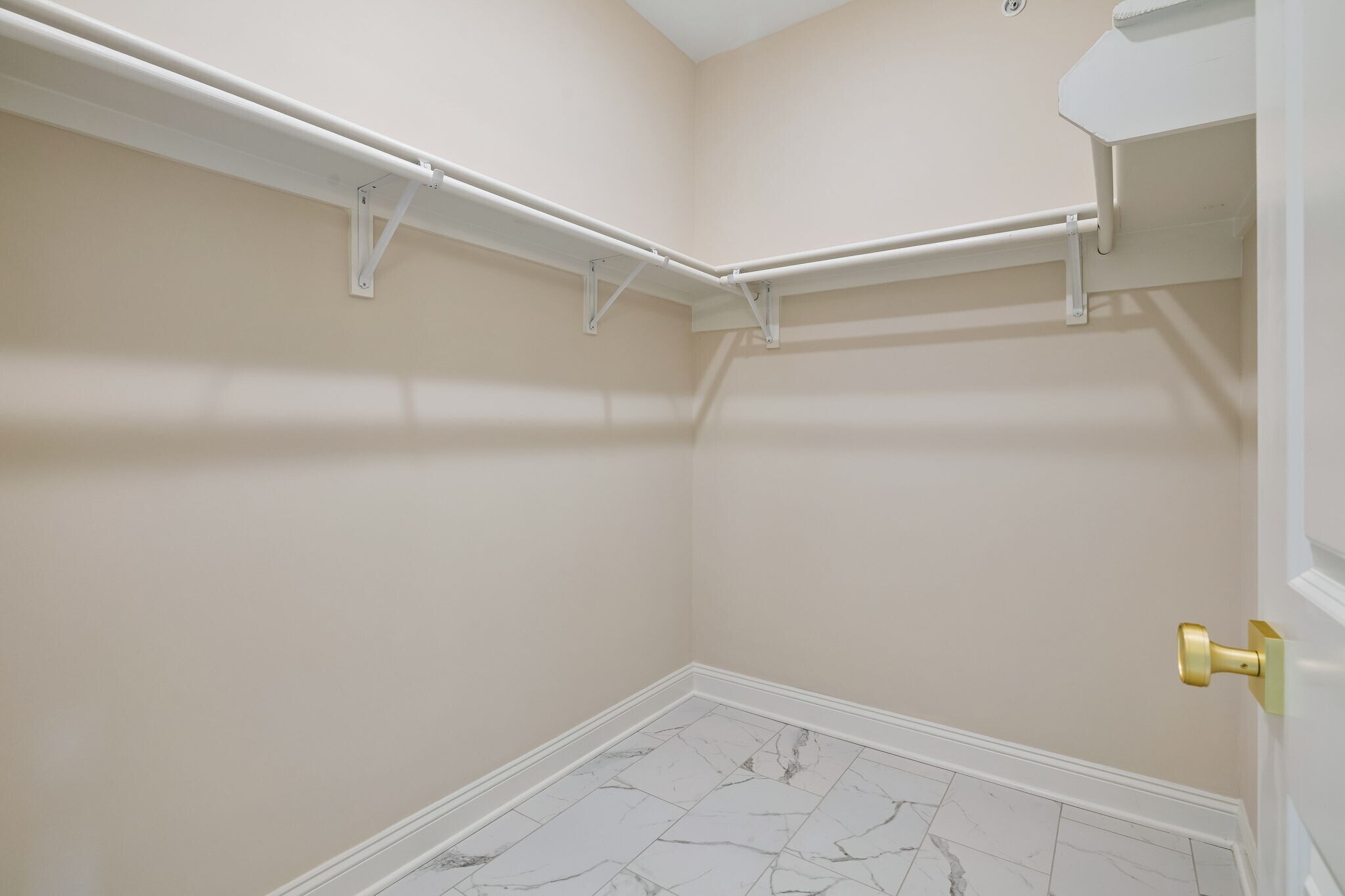 Building Photo - 553 Skyview Dr