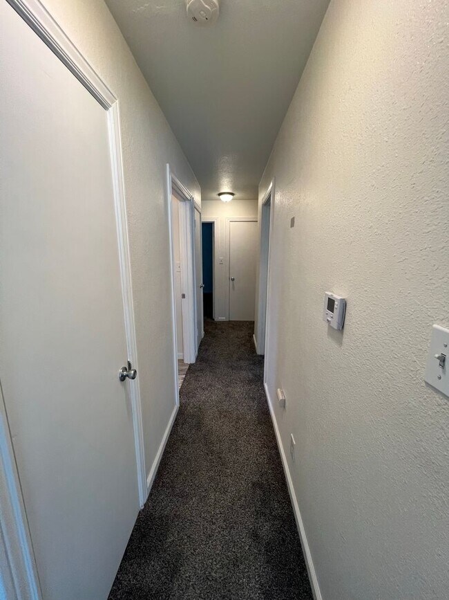 Building Photo - 4bd 3 bath