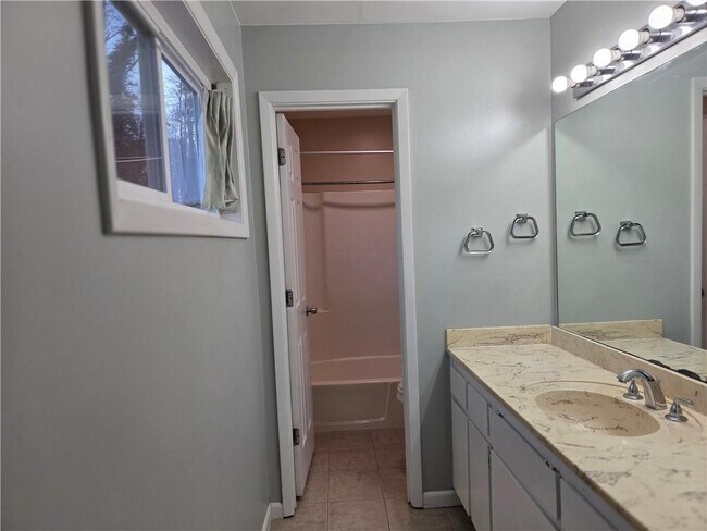 Building Photo - 3288 Timber Bluff Dr NE