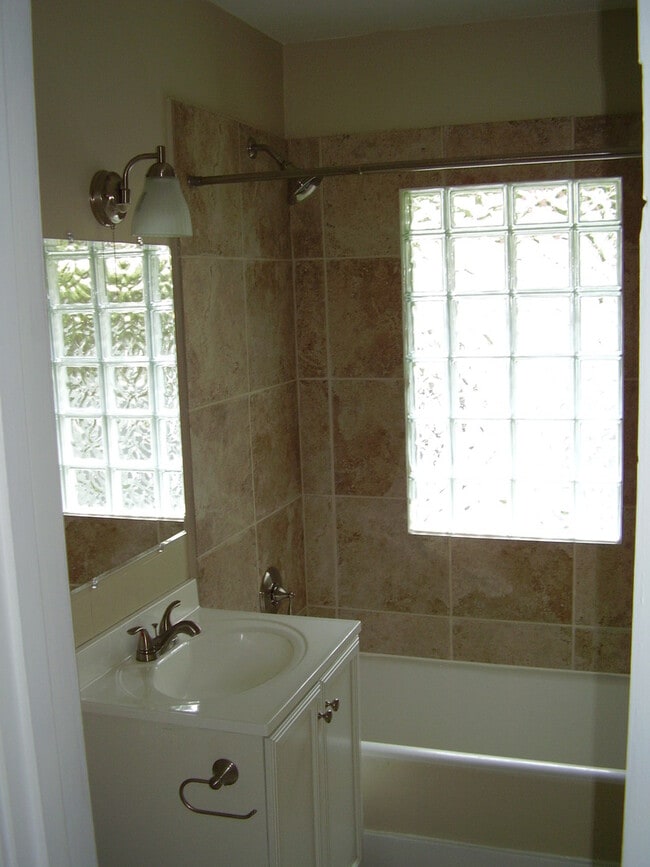 Building Photo - Great Location close to Clark Park!