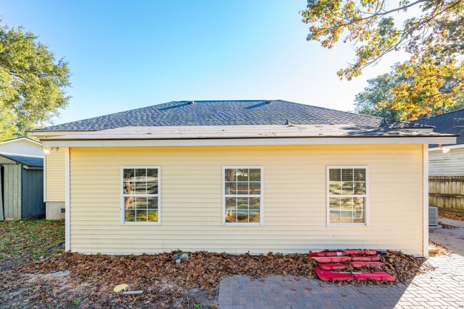 Building Photo - Move In Ready James Island Home off Fort J...