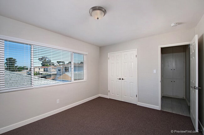 Building Photo - Talmadge 1 bedroom beauty!!  4459 1/2 52nd...