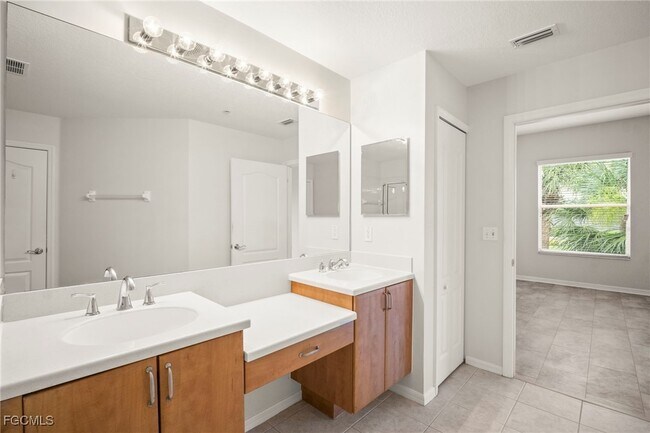 Building Photo - 9220 Belleza Way