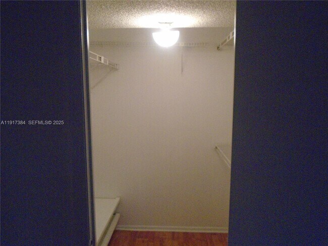 Building Photo - 4174 Inverrary Dr