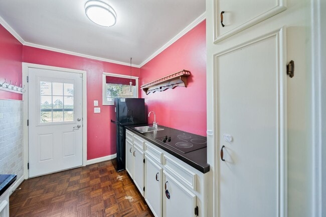 Building Photo - Cozy 4-Bedroom 2 bath home. MOVE -IN BY 1/31 AND RECEIVE HALF OFF FIRST MONTH'S RENT!!!!!!!