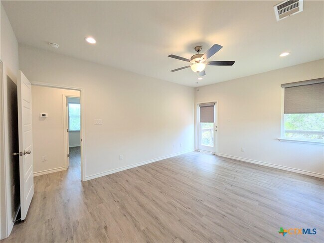 Building Photo - 360 Caveside Dr