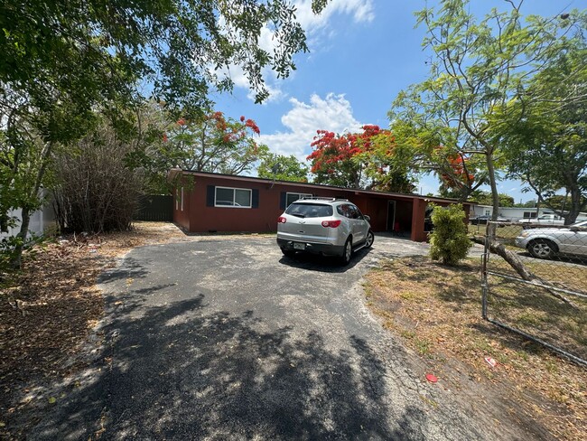 Building Photo - Large 4-1 house with Central AC