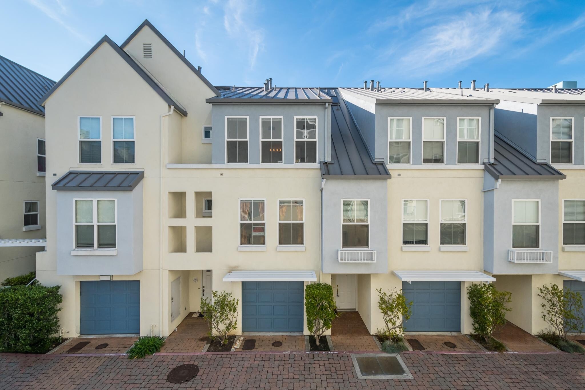 Building Photo - 204 Town Green Ln