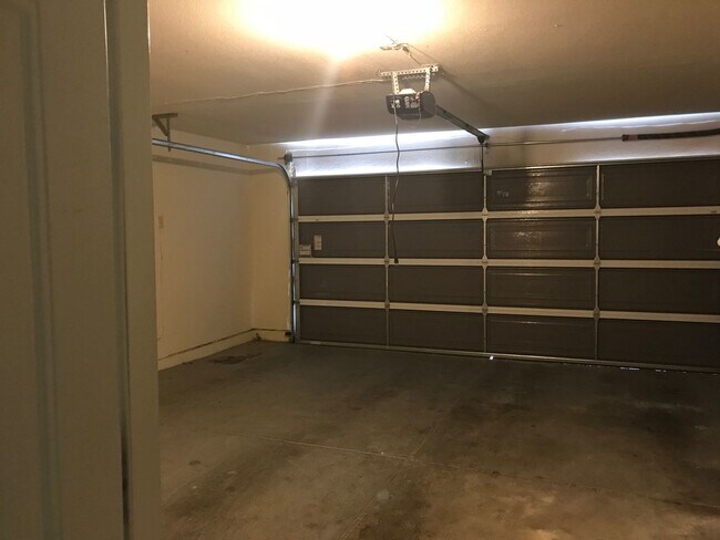 Building Photo - 3 Bedroom in Desert Shores!