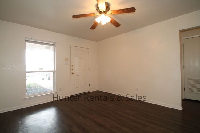 Building Photo - Heights Duplex!