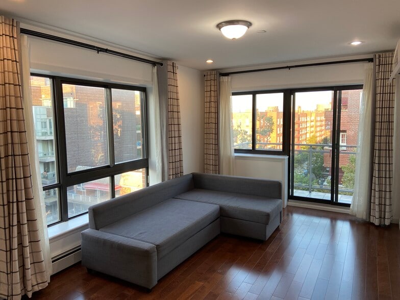 Living room - 9411 65th Rd
