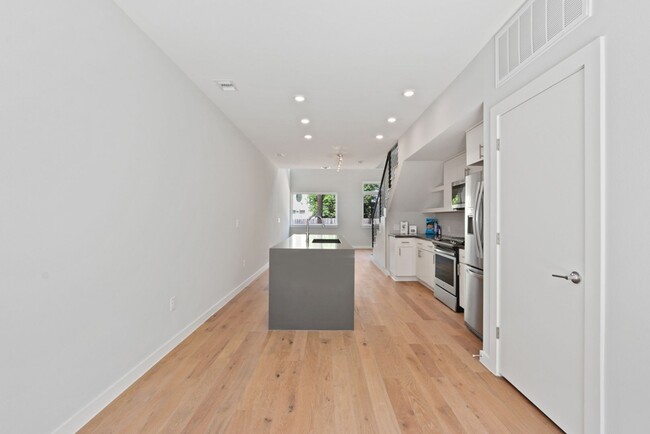 Building Photo - 2002 E 7th St