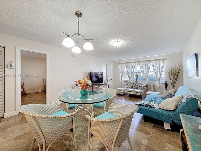 Building Photo - 410 SE 2nd St