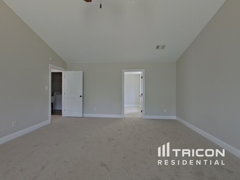 Building Photo - 286 Palamon Dr