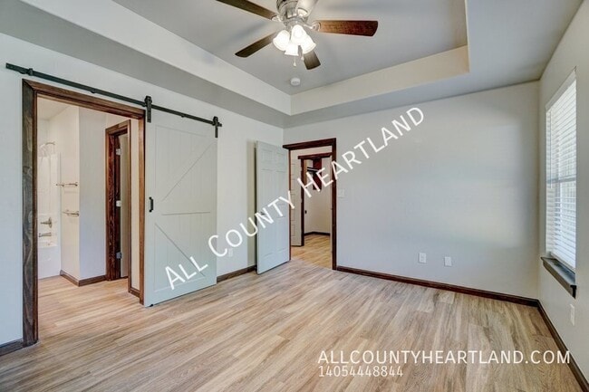 Building Photo - 211 E Forster Ln