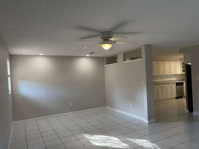 Building Photo - Gulfpfort Home With A Bonus Room