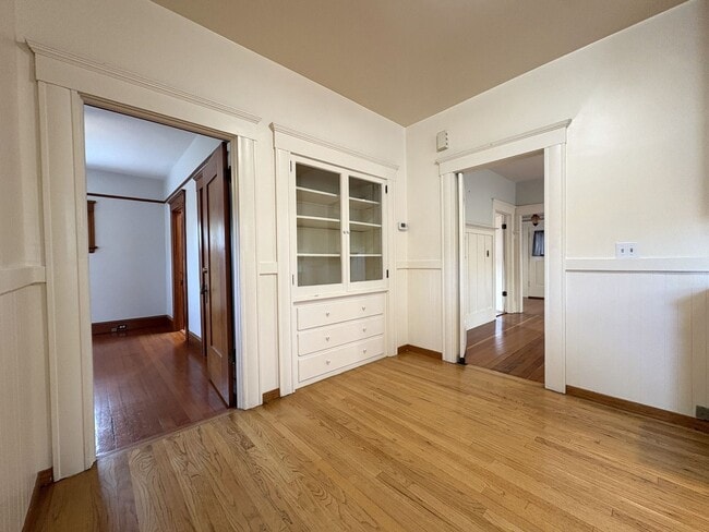 Building Photo - Charming Craftsman Style Home for Rent in ...