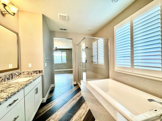 Building Photo - 5 YEARS NEW,  FORMER MODEL HOME BUILT BY LENNAR HOMES, 4 BED, 2.5 BATH, 2 CAR GARAGE