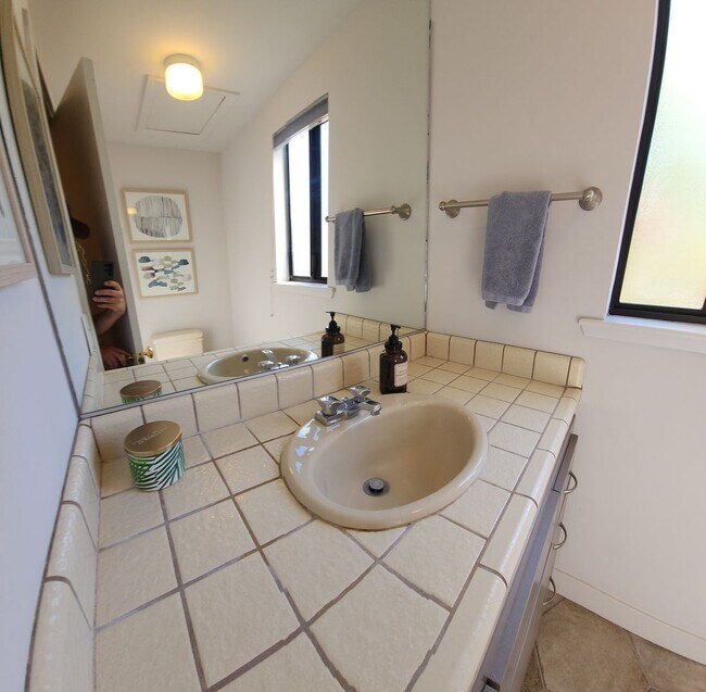 Building Photo - Furnished 3 bed 2.5 bath close to Poly.