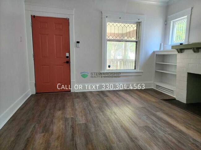 Building Photo - 687 Allyn St