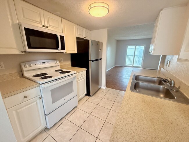 Building Photo - 2 bed 1 bath condo close to IMG