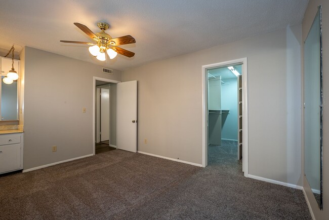 Building Photo - Renovated 1 bedroom in desirable midtown T...