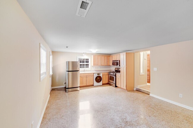 Building Photo - 2417 Laburnum Ave