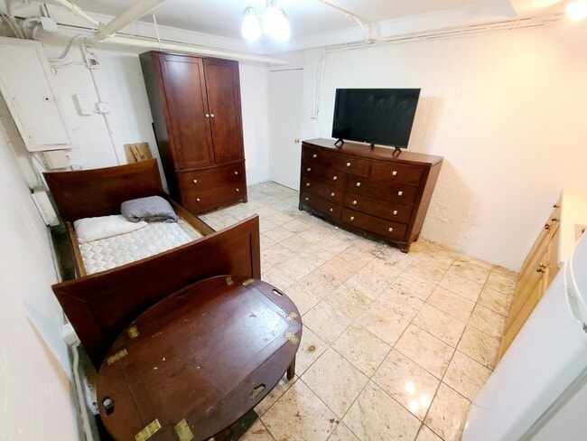 Building Photo - 300 Burns St