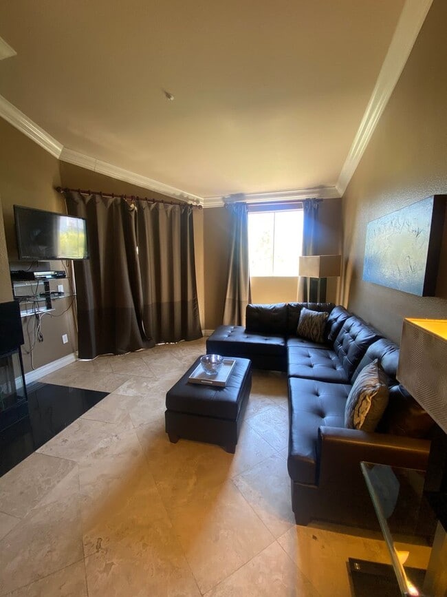 Building Photo - Fully furnished top floor strip view condo at the fabulous Meridian
