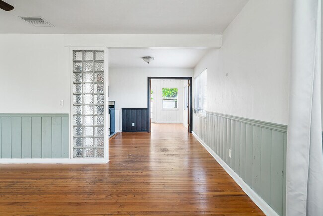 Building Photo - 727 S M St