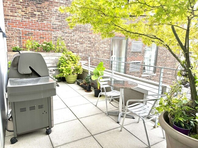 Building Photo - 245 W 19th St