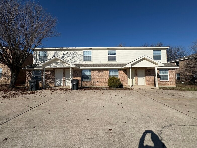 Building Photo - 2109 Jennifer Dr