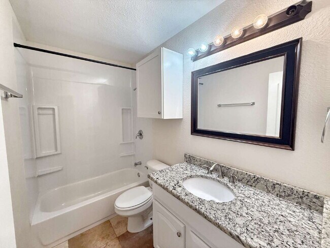 Building Photo - Charming 3-Bedroom Home with Spacious Layo...