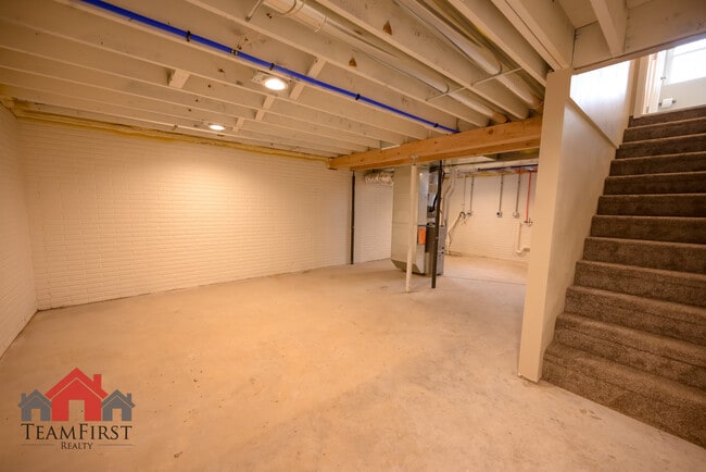 Building Photo - 2022 Terry Ln