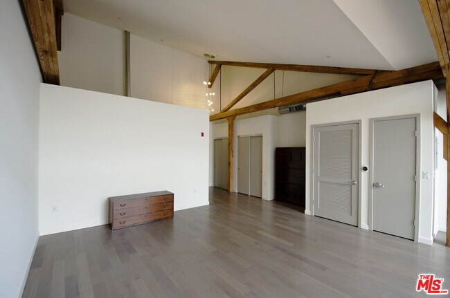 Building Photo - 527 Molino St