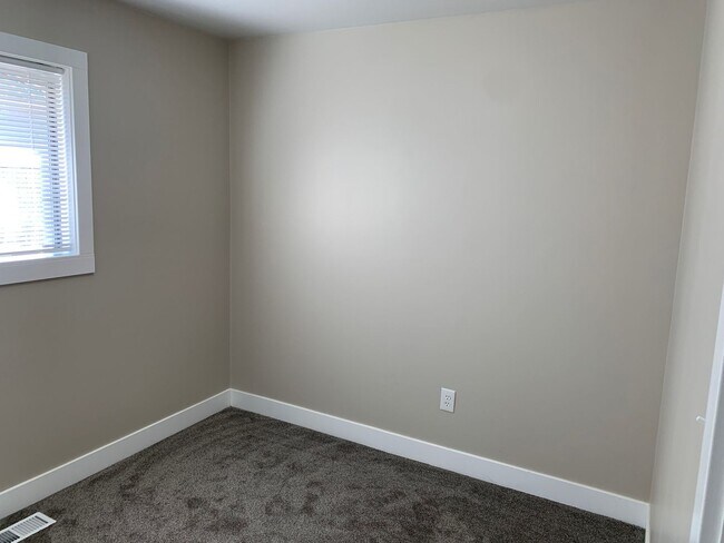 Building Photo - Updated 4 Bed Home with Large Yard